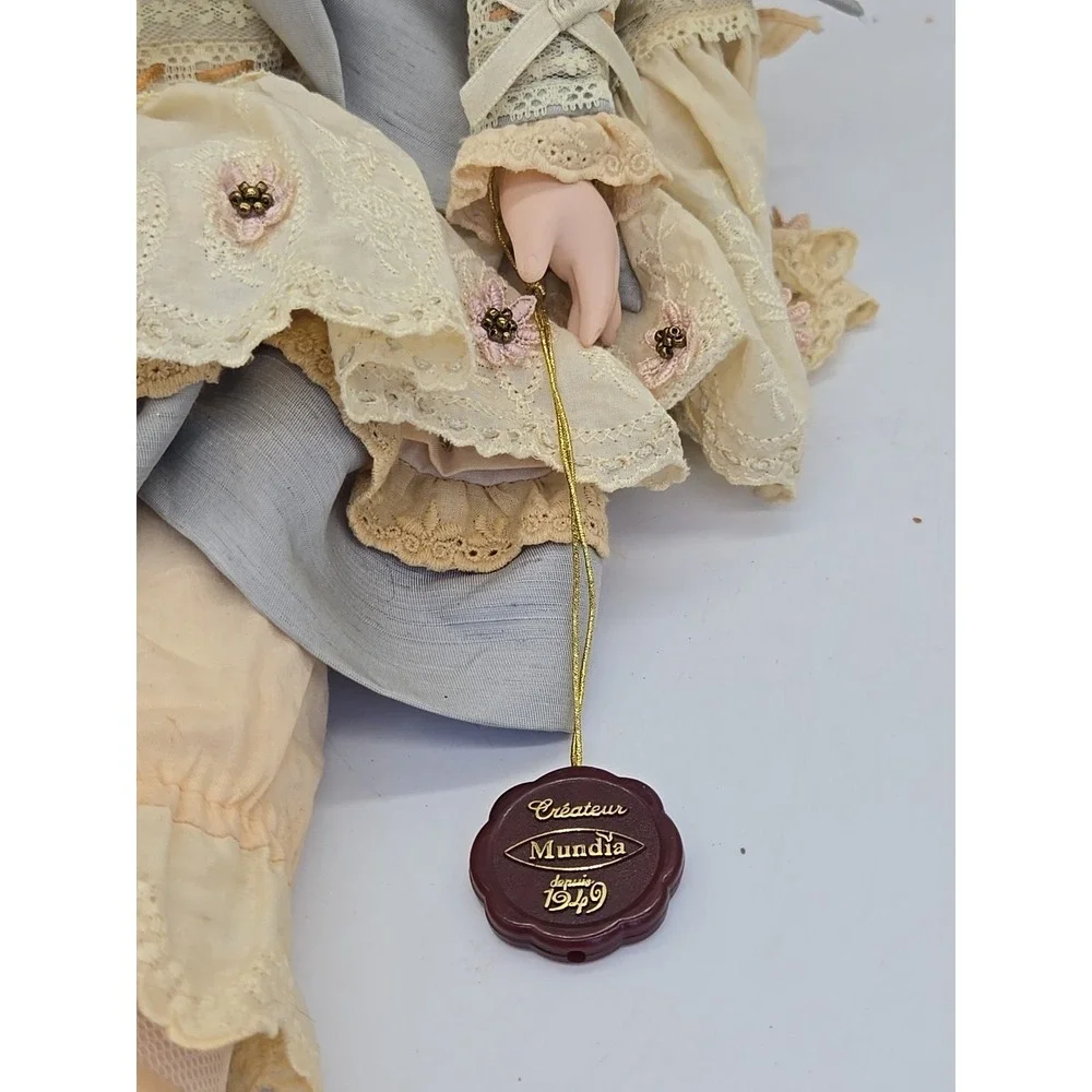 Mundia Christine et‎ Cecile Porcelain Doll 22